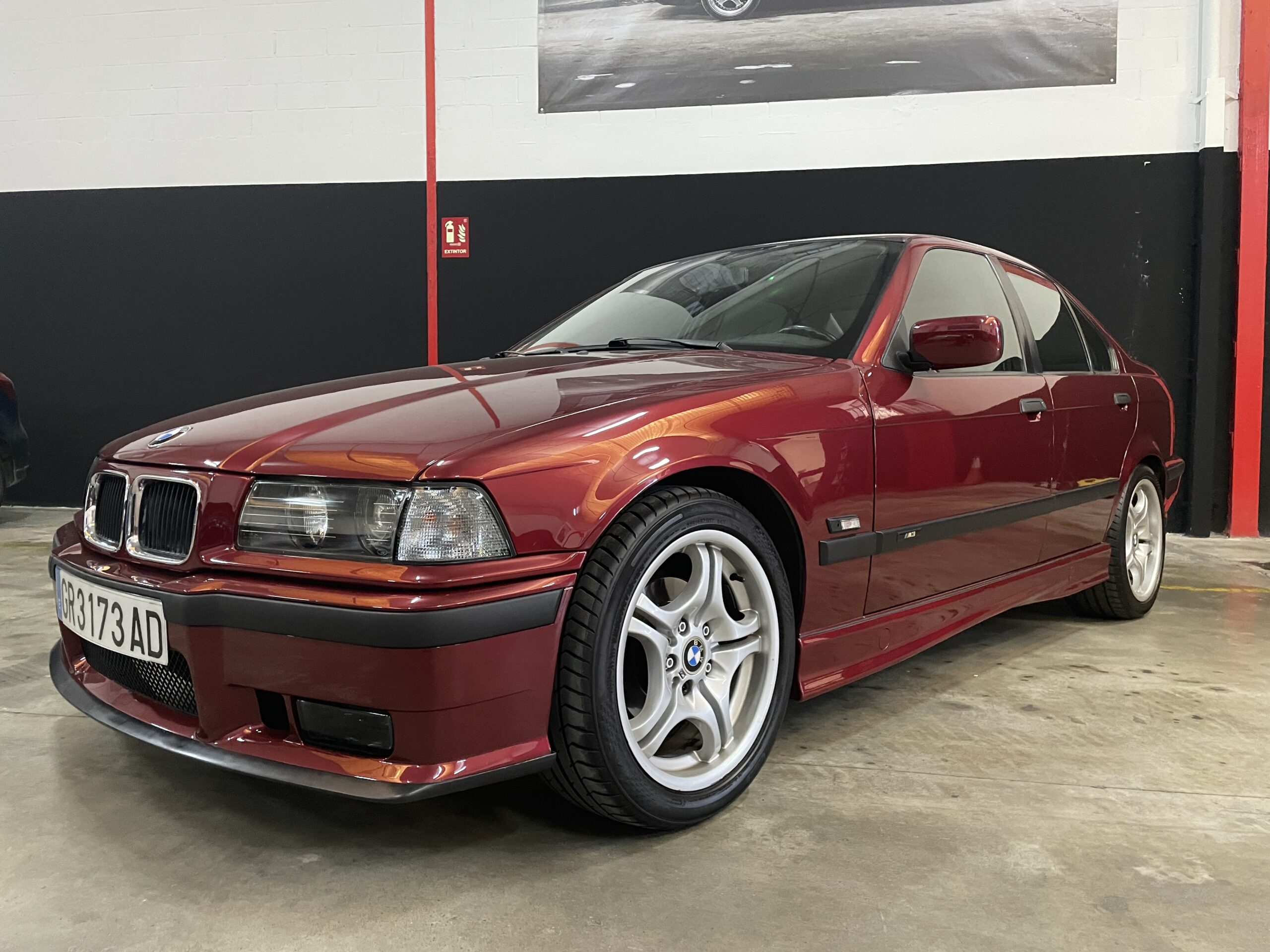 BMW 320 i e36 sedán