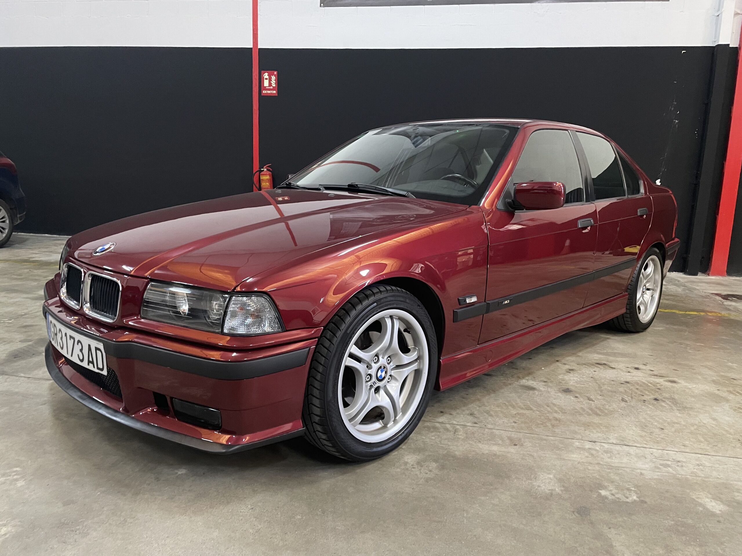 BMW 320 i e36 sedán