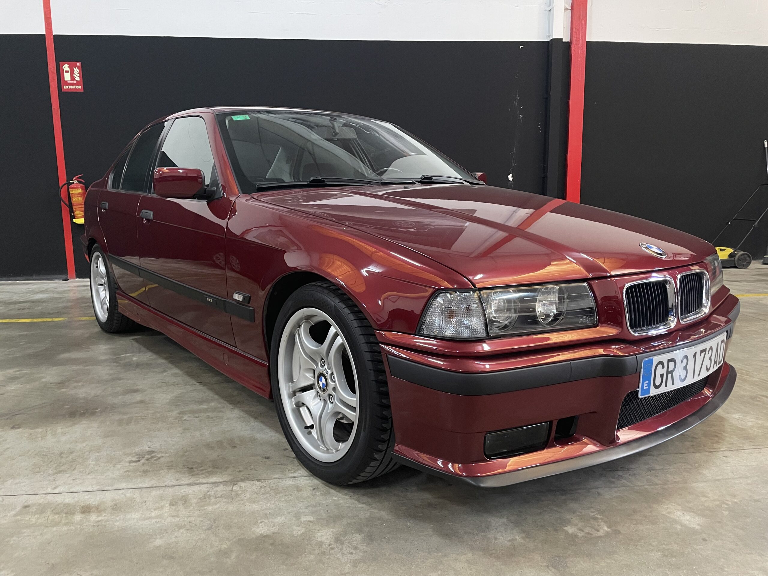 BMW 320 i e36 sedán