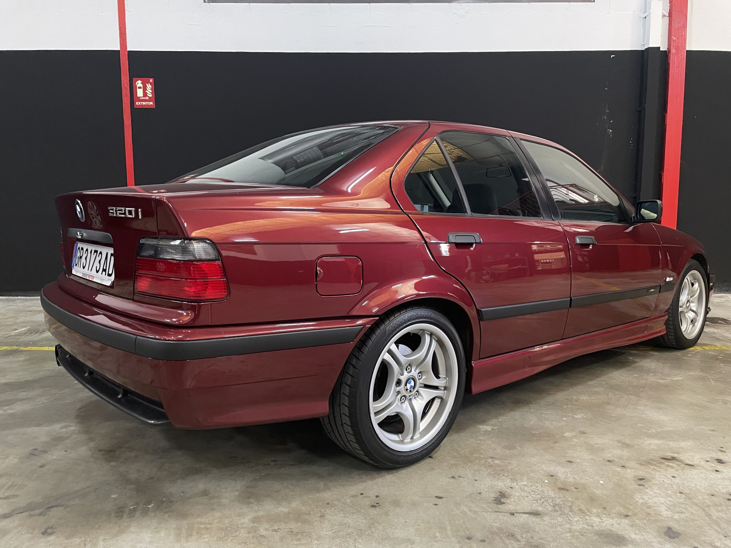 BMW 320 i e36 sedán