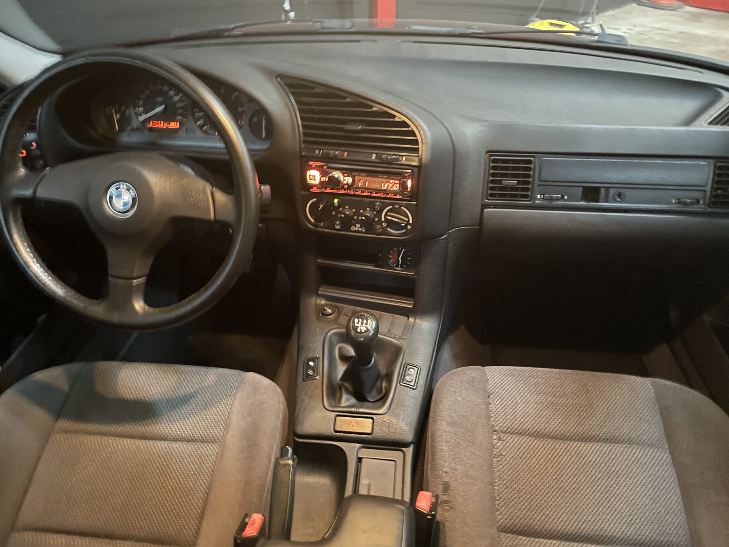 BMW 320 i e36 sedán
