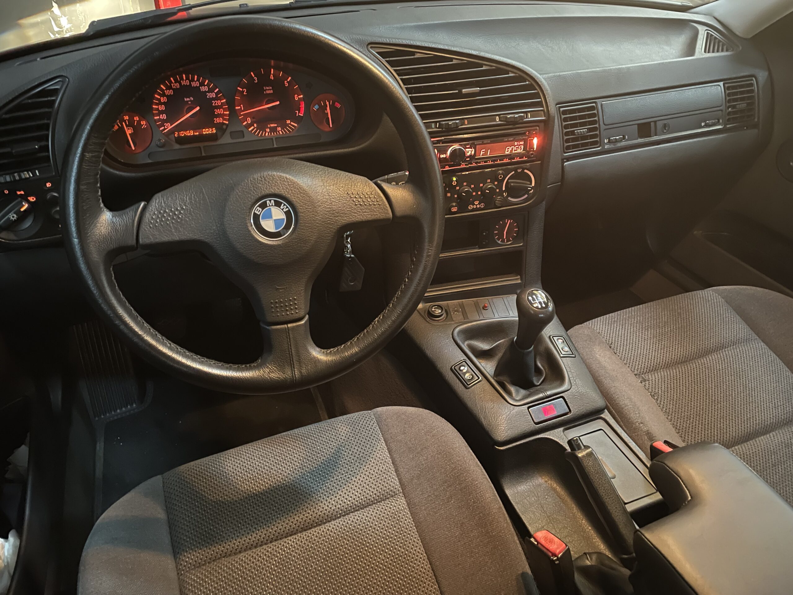 BMW 320 i e36 sedán